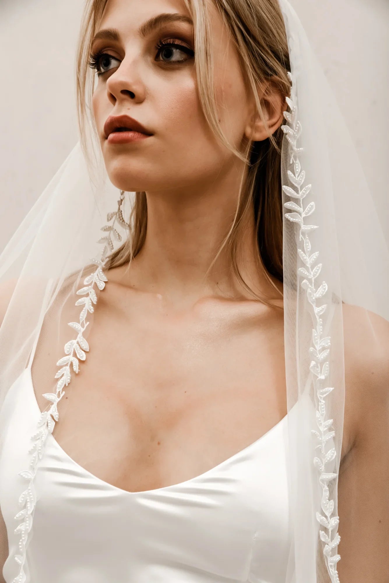 |Heirloom Pearl Beaded Edge Veil V006