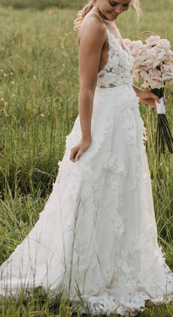 White Tulle A-line V-neck Spaghetti Straps Wedding Dress With Appliques, MW690 | vintage wedding dress | wedding dresses online | tulle a line wedding gown | www.musebridals.com