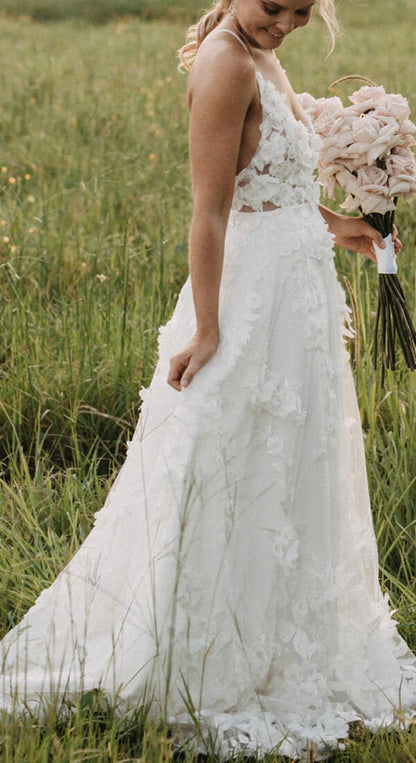 White Tulle A-line V-neck Spaghetti Straps Wedding Dress With Appliques, MW690 | vintage wedding dress | wedding dresses online | tulle a line wedding gown | www.musebridals.com