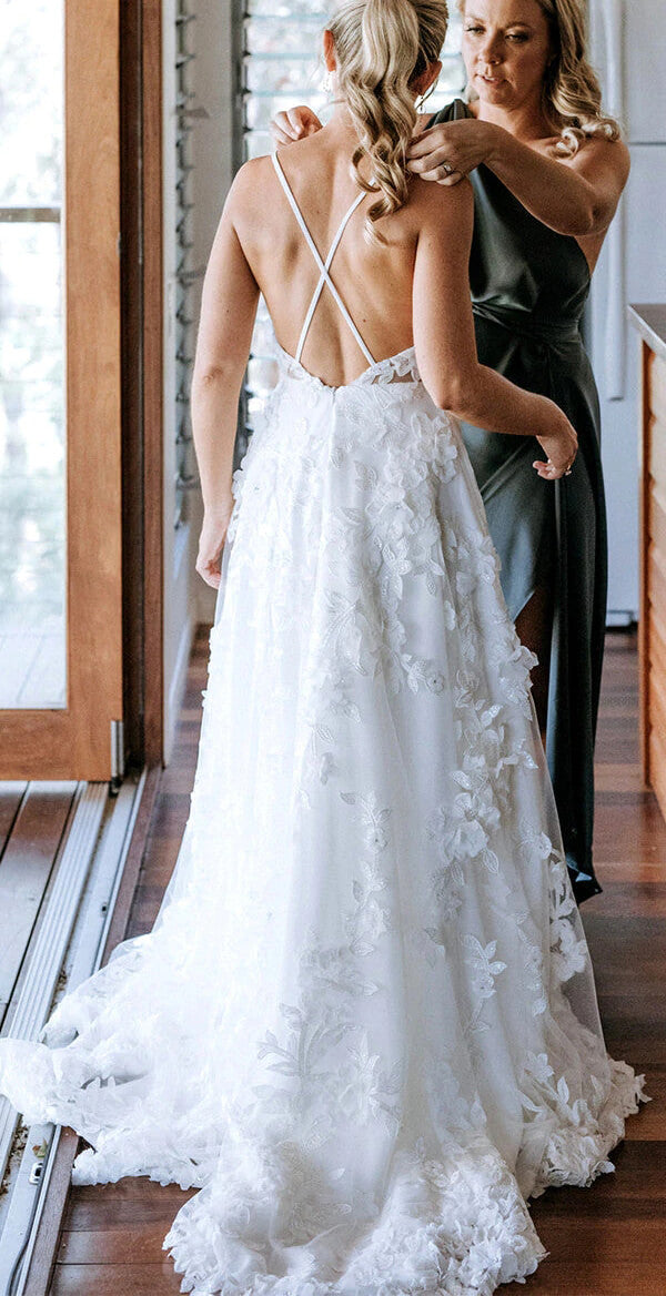 White Tulle A-line V-neck Spaghetti Straps Wedding Dress With Appliques, MW690 | tulle wedding dress | cheap wedding dresses | a line wedding dress | www.musebridals.com