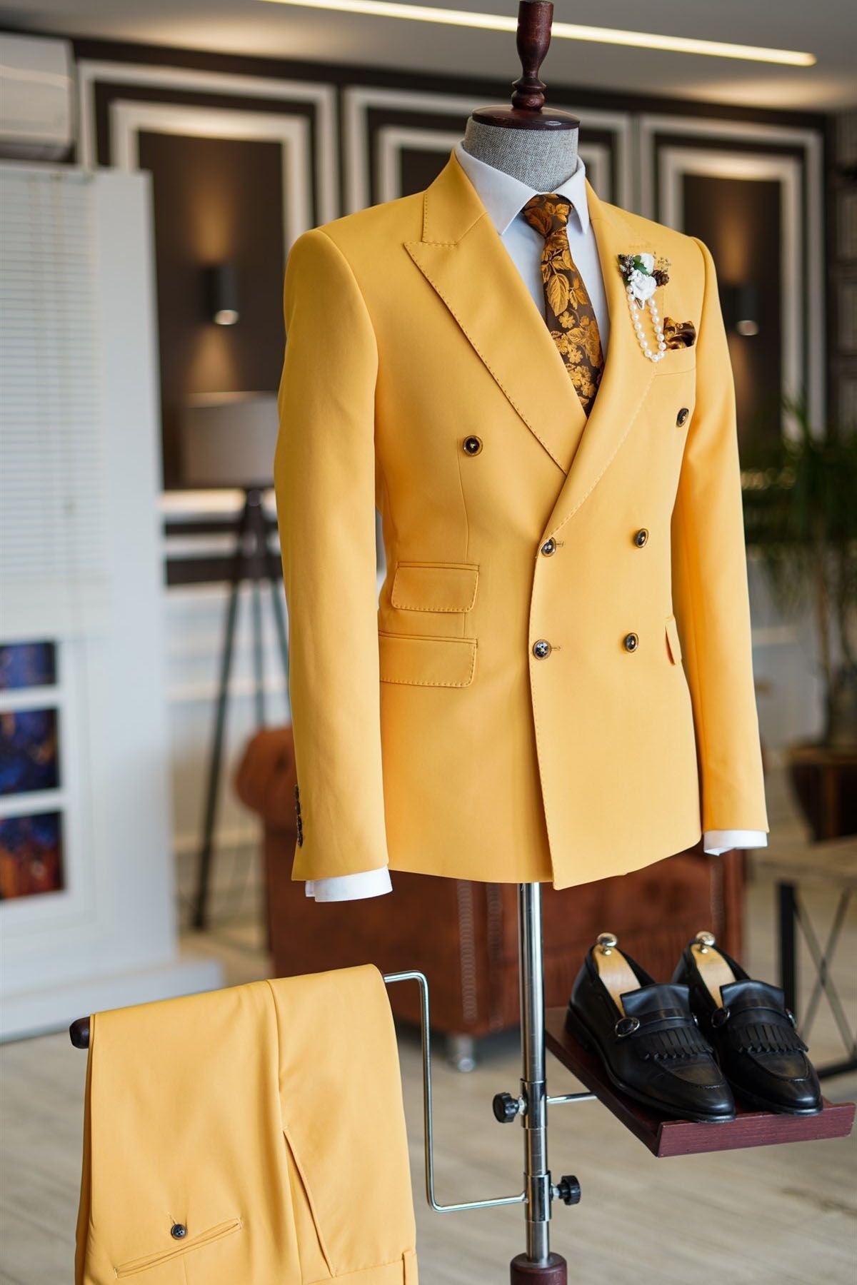 Classy Yellow Peaked Lapel Double Breasted Tailored Prom Suits-showprettydress