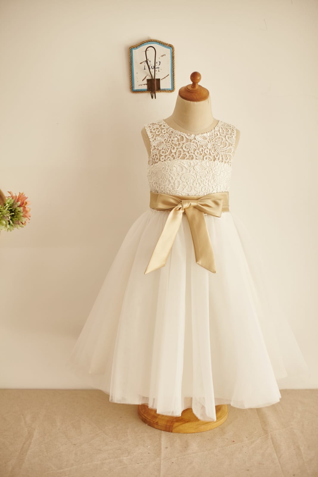 Ivory Lace Tulle Keyhole Back Wedding Flower Girl Dress with