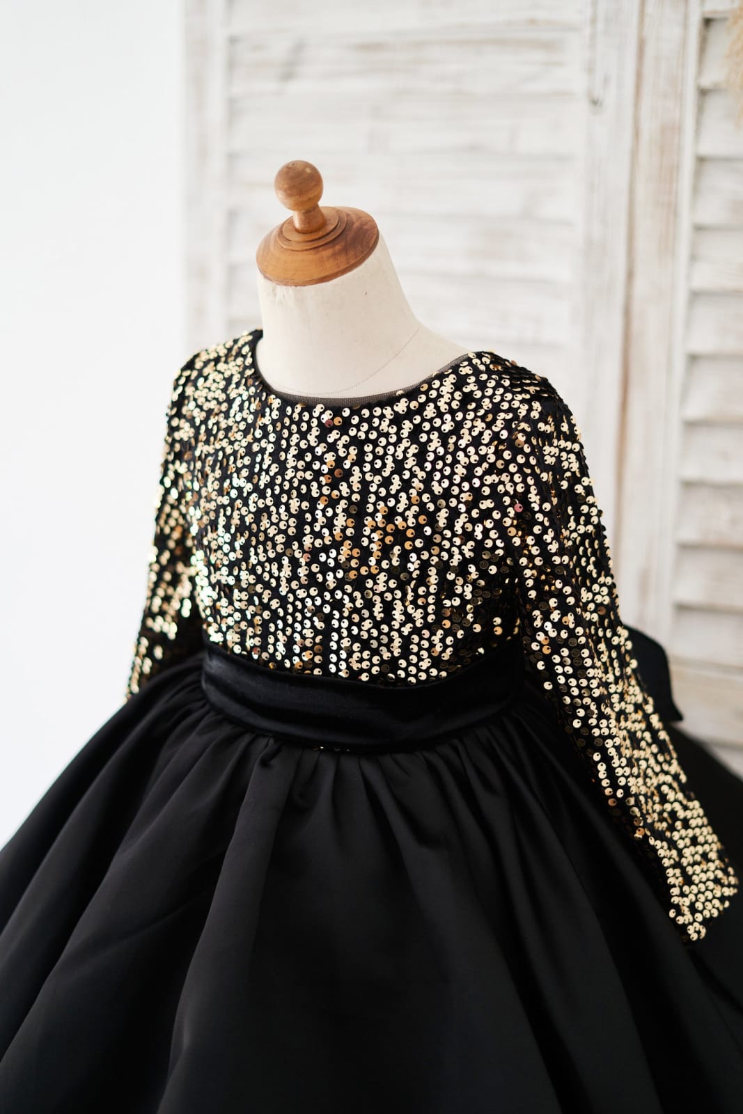 Long Sleeves Gold Sequin Black Satin V Back Wedding Flower 