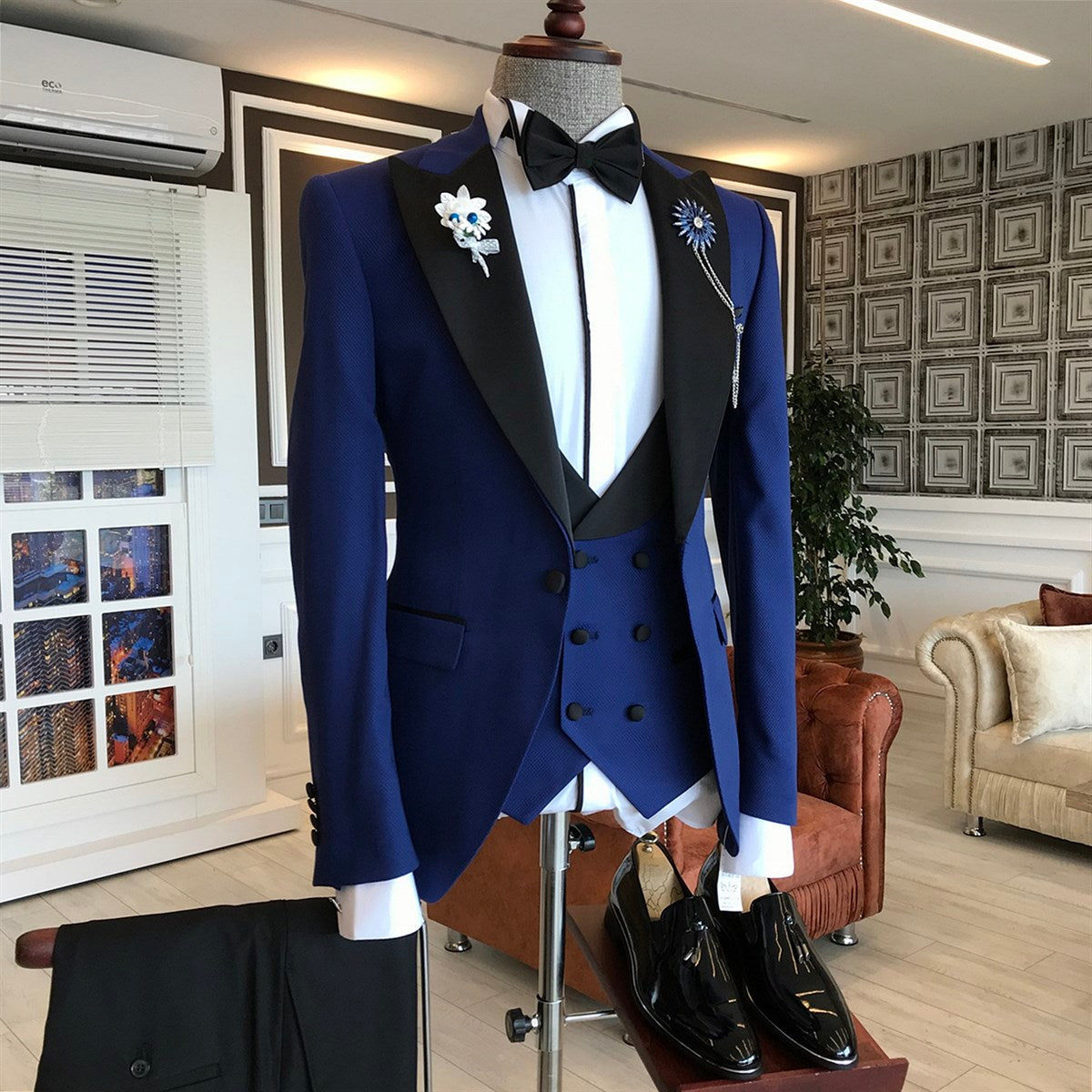 New Arrival Dark Blue Designer Bespoke Peaked Lapel Men Suits-showprettydress