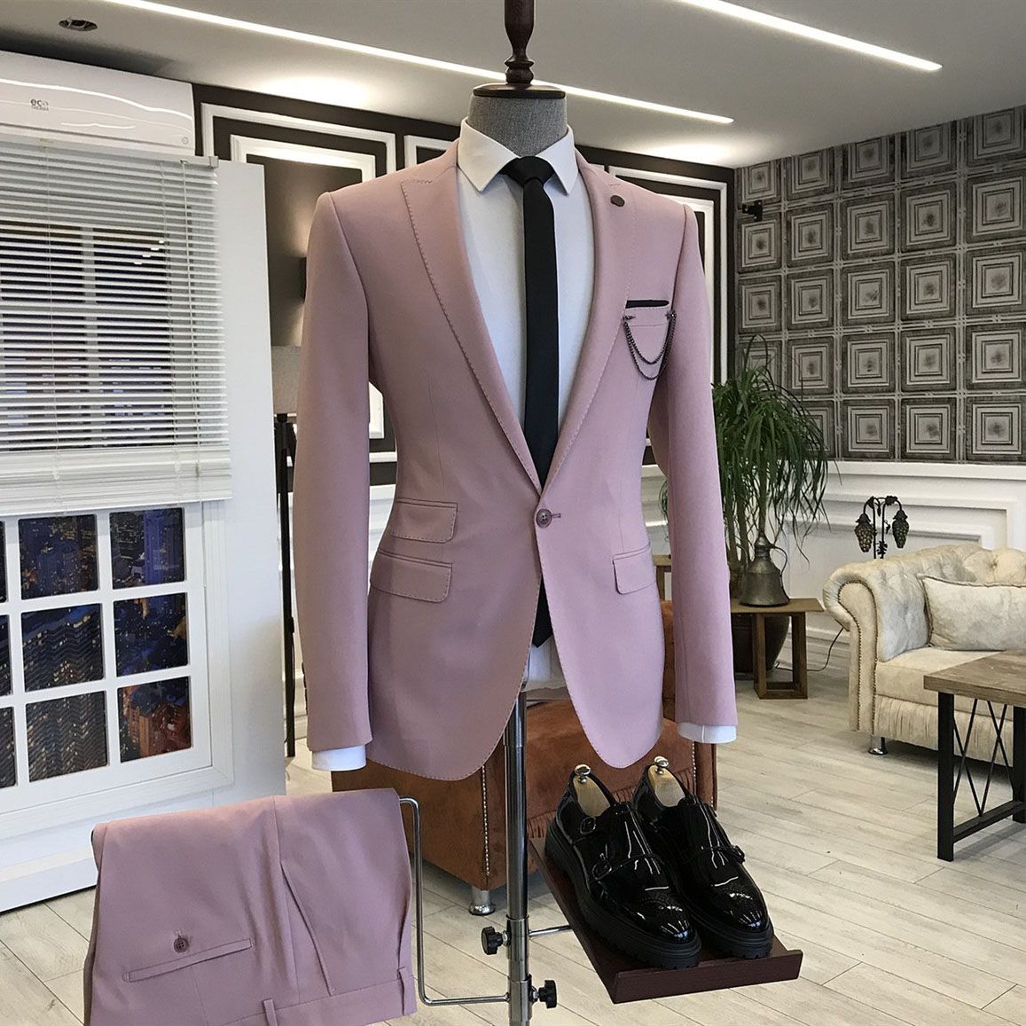 Pink Peaked Lapel 3 Flaps Prom Suits For Men-showprettydress