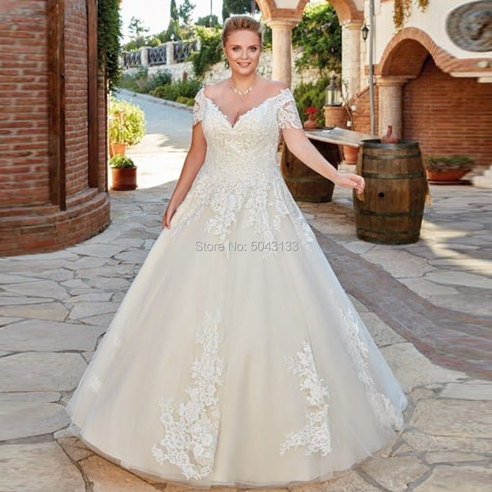 Roycebridal Lace Plus Size V Neckline Wedding Dresses Short Sleeves Appliques Bridal Wedding Gown Lace Up Bride Dress 2021 Vestidos de Noiva