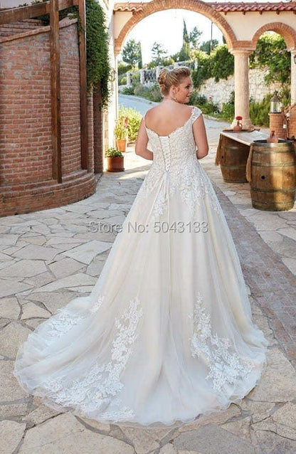 Roycebridal Lace Plus Size V Neckline Wedding Dresses Short Sleeves Appliques Bridal Wedding Gown Lace Up Bride Dress 2021 Vestidos de Noiva